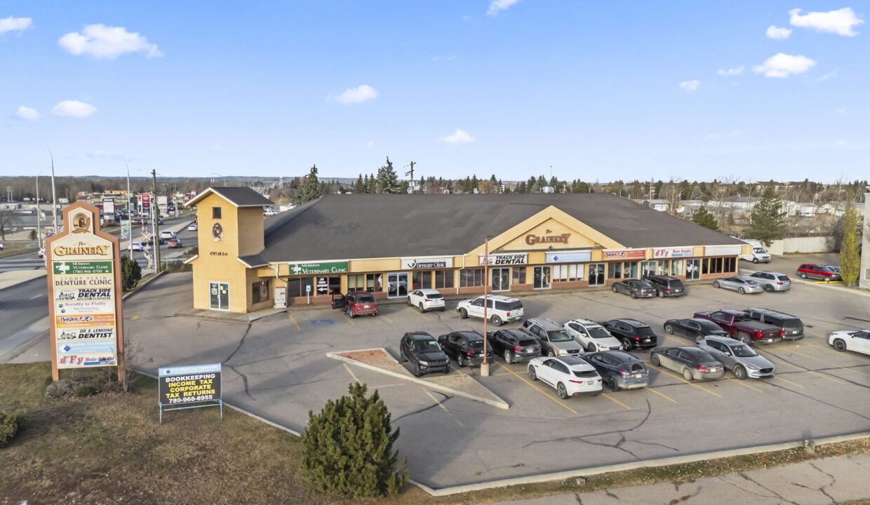 Royal-Grainy-plaza-Stony-Plain (1)